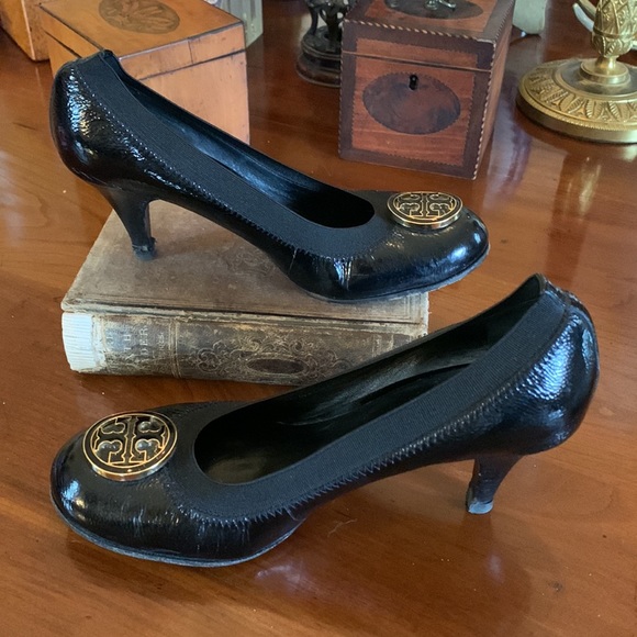 TORY BURCH Caroline Pumps Black Patent Leather Size 6.5 Classic Heels Go… - Picture 3 of 11